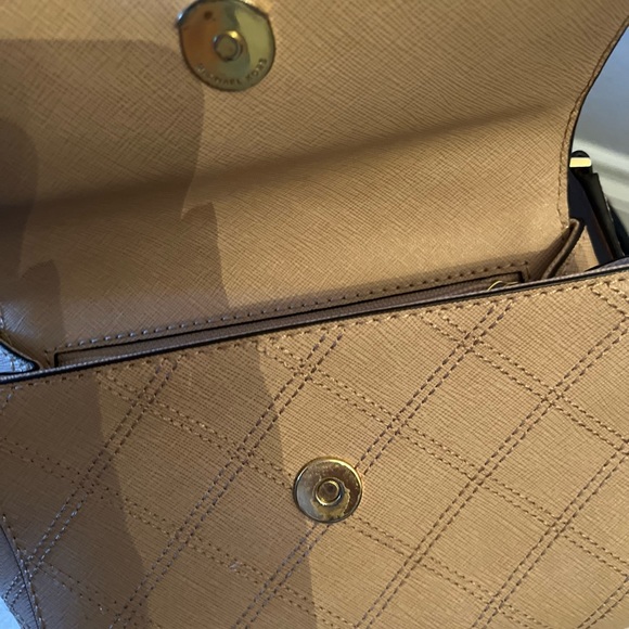 Michael Kors crossbody w/ quilt pattern in light brown/cream:beige, small size - Picture 8 of 8